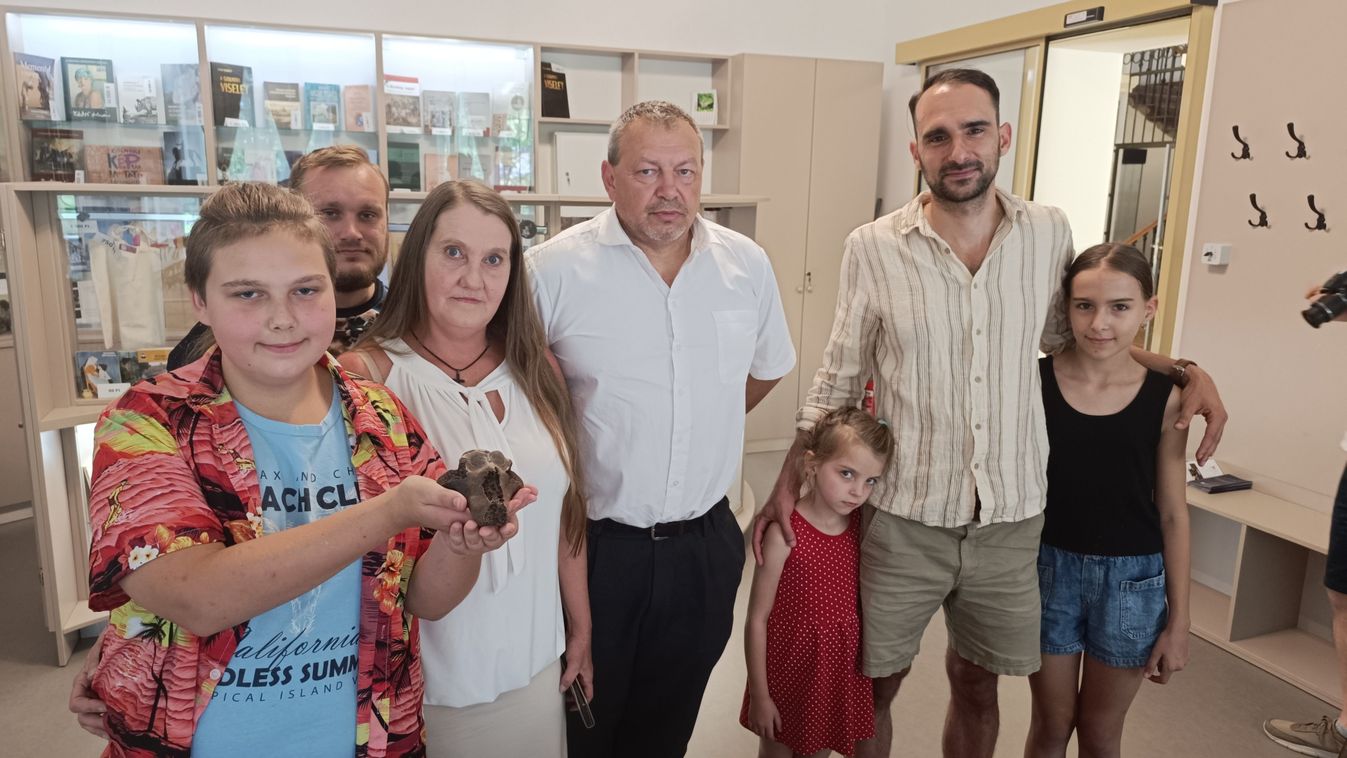 Jégkorszaki állatcsont-lelet: a 12 éves fiú a szolnoki múzeumban adományozta a...